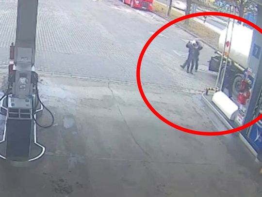 Pijany mężczyzna z atrapą broni paradował po galerii handlowej. Obezwładnili go policjanci. WIDEO