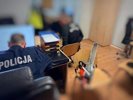Pijany mężczyzna zagroził policjantom użyciem piły łańcuchowej. Został natychmiast obezwładniony