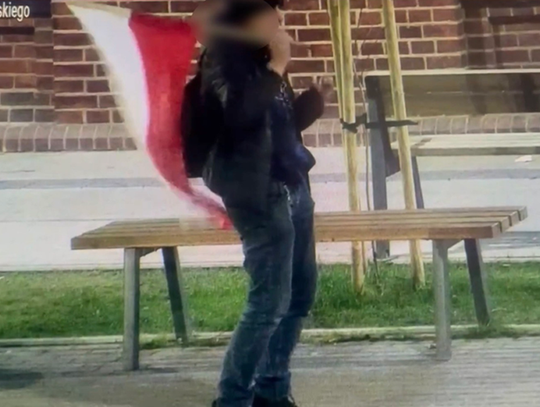 Pijany mężczyzna zataczał się na ulicy z polską flagą. Wcześniej ukradł ją sprzed komendy Pijany mężczyzna zataczał się na ulicy z polską flagą. Wcześniej ukradł ją sprzed komendy