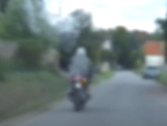 Pijany motocyklista uciekał policji. Wjechał do lasu, porzucił yamahę i... schował się za drzewem