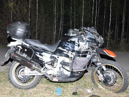 Pijany motocyklista wjechał w pień drzewa. Pasażerka trafiła do szpitala