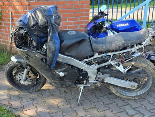 Pijany motocyklista z pasażerką uderzył w znak i wylądował na polu. Miał dożywotni zakaz