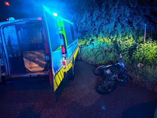 Pijany motocyklista zatrzymany po nocnym pościgu. Nie miał tablicy, świateł ani uprawnień