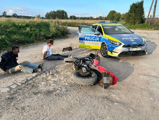 Pijany motocyklista zatrzymany po pościgu. Razem z pasażerem zaliczył wywrotkę na drodze szutrowej