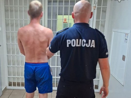 Pijany motorowerzysta chciał zepchnąć policjantów z drogi. Po chwili sam wylądował na jezdni