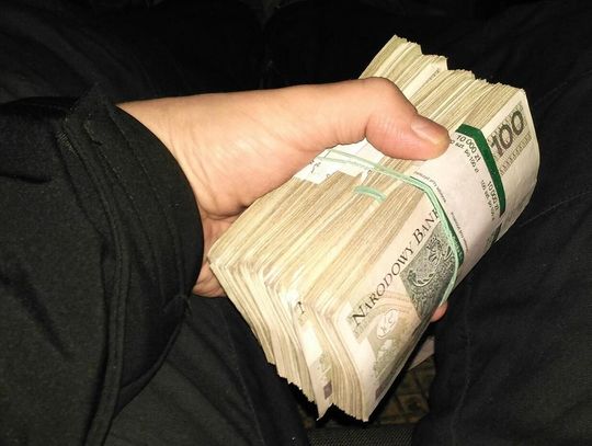Pijany motorowerzysta uciekał policjantom, a po zatrzymaniu zaoferował 10 tysięcy złotych łapówki