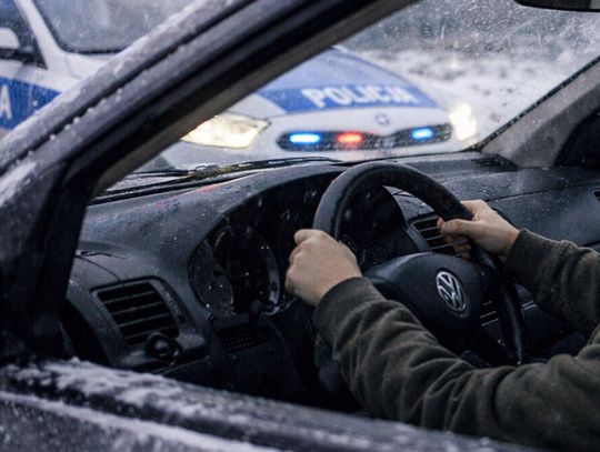 Pijany ojczym posadził 13-letniego syna za kierownicą. Na widok radiowozu próbowali uciekać