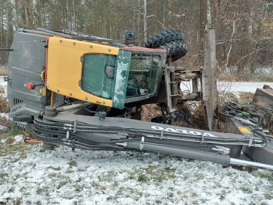 Pijany operator przewrócił koparkę. Gdy zobaczył, co narobił, w panice uciekł do lasu