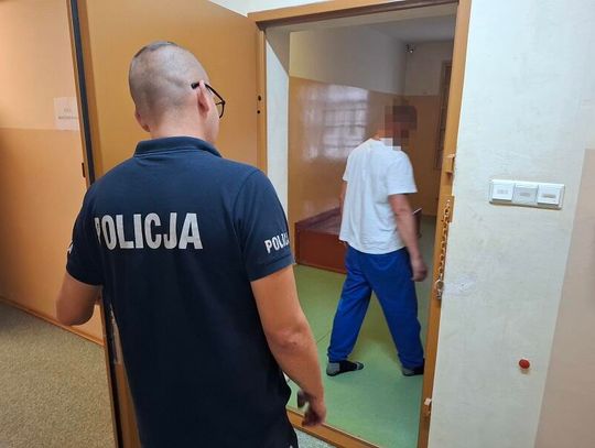 Pijany pasażer wysiadł z pociągu i położył się w trawie. Policjanci odstawili go do więzienia