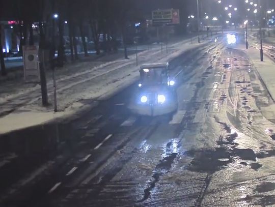 Pijany przyjechał na stację traktorem i kładł się na ladzie. WIDEO