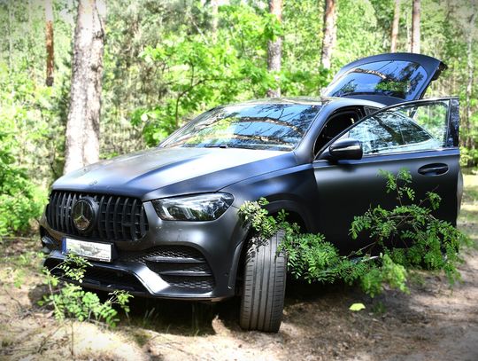 Pijany recydywista wykorzystał okazję. Odjechał mercedesem za 400 tysięcy na oczach właścicielki