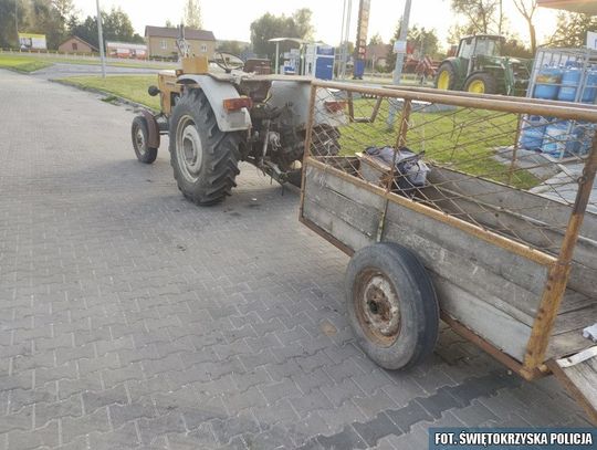 Pijany rolnik ciągnął traktorem przyczepę na trzodę, w której jechała jego młoda żona i małe dzieci. 62-latek już wcześniej miał dożywotni zakaz