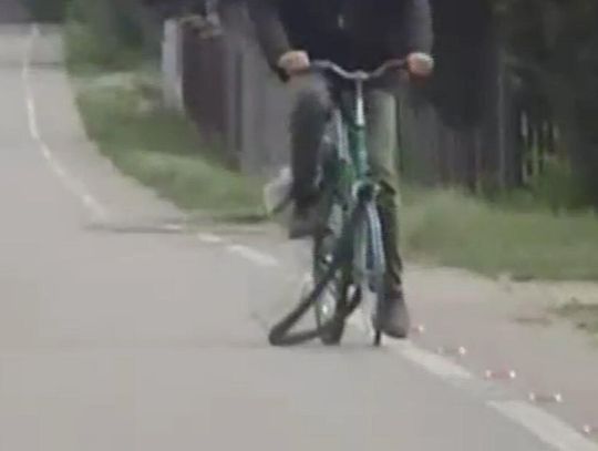 Pijany rowerzysta jechał pod prąd na samej feldze. Naciął się na policję