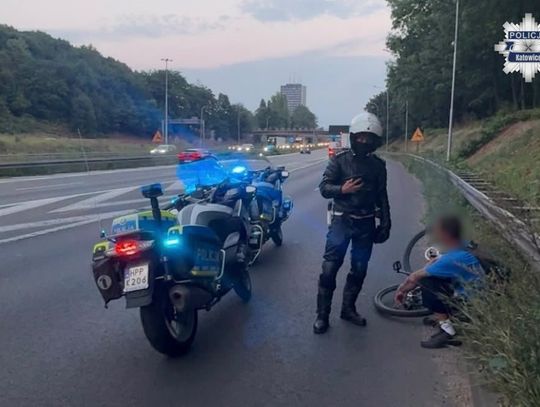 Pijany rowerzysta na autostradzie A4. Policjanci przerwali niebezpieczną jazdę