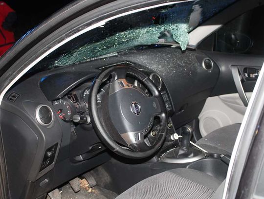 Pijany rowerzysta wjechał na czołówkę z nissanem. Do szpitala zabrał go śmigłowiec medyczny