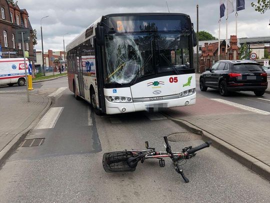 Pijany rowerzysta wjechał prosto pod jadący autobus. 63-latek odbił się od szyby i upadł na asfalt