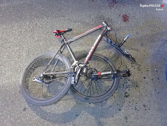 Pijany rowerzysta wjechał w zaparkowane auto. Został zabrany do szpitala, a policjanci ukarali go wysokim mandatem