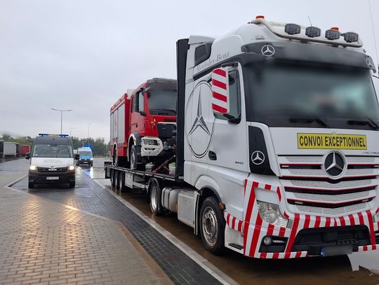 Pijany Rumun zatrzymany na A4. Na przyczepie przewoził wóz strażacki