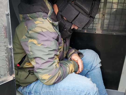 Pijany sprawca wypadku wściekł się, że policjanci nie chcą łapówki. Rzucał wulgaryzmami i pluł