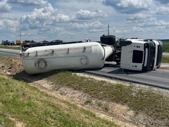 Pijany kierowca ciężarówki przewrócił pojazd na prostej drodze. Nic mu się nie stało, ale musi sobie poszukać nowej pracy