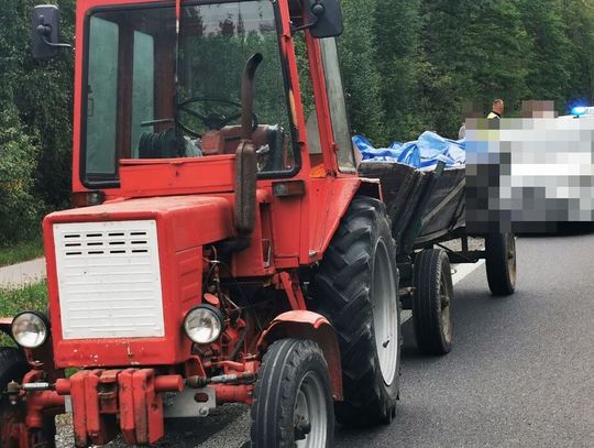 Pijany traktorzysta jechał wężykiem i dziwił się, że ludzie go filmują. W kabinie było też dziecko