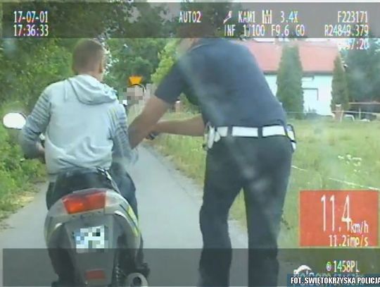 Pijany uciekał skuterem przed policjantami. Funkcjonariusz wyskoczył z auta i dogonił go piechotą. WIDEO