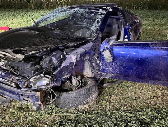 Pijany Ukrainiec chciał odpalić papierosa podczas jazdy. Jego samochód koziołkował