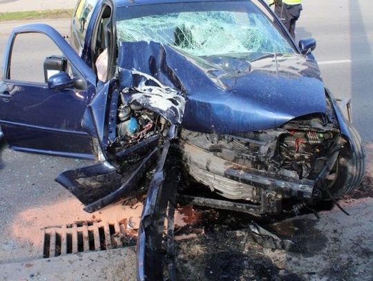 Pijany Ukrainiec z trzema zakazami wjechał w słup. Policjanci zawnioskowali o wydalenie go z Polski