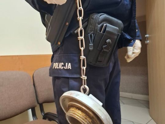 Pijany wandal demolował mieszkanie koleżanki. Siał zniszczenie pokrywą hydrantu na łańcuchu