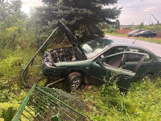 Pijany wjechał seatem w ogrodzenie. O pomoc w ukryciu auta poprosił... policjanta