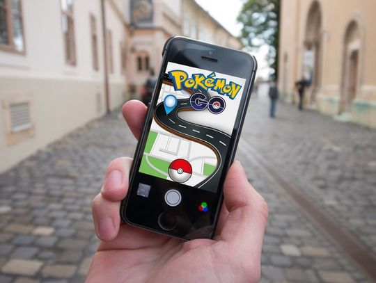 Pijany wlazł na dach szukać pokemonów. Gdy ich nie znalazł zaczął demolować