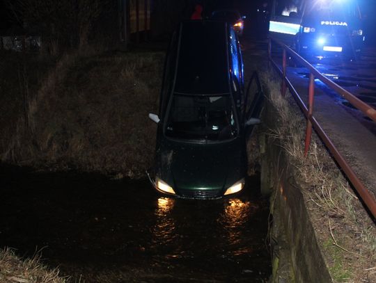 Pijany zabrał auto koleżance i uciekał nim przed policją. Jazdę zakończył w rzece