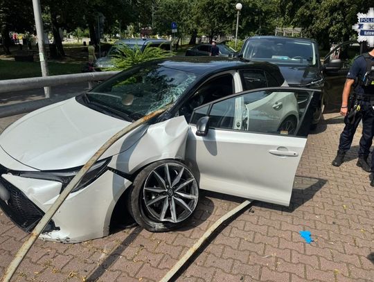 Pijany złodziej ukradł Toyotę i próbował nią uciekać policji. Metalowy słupek wbił się przez przednią szybę