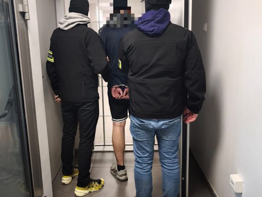 Pił, jechał "złomem" i dachował. 23-latek wyrzucony z Polski po niebezpiecznym rajdzie