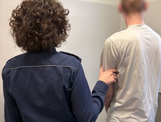 Pił za kierownicą i jechał zygzakiem. Był poszukiwany, więc od razu trafił do więzienia