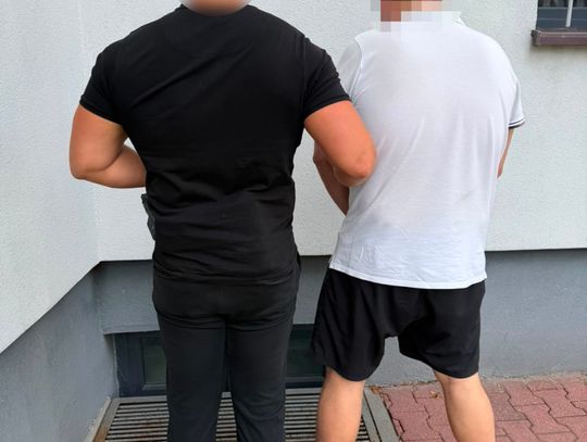 Pili alkohol w miejscu publicznym. Nerwowe zachowanie doprowadziło do zatrzymania