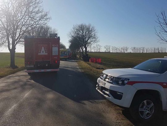 [ PILNE] Tragiczny wypadek na Opolszczyźnie. Auto dachowało i uderzyło w drzewo, zginęły trzy osoby