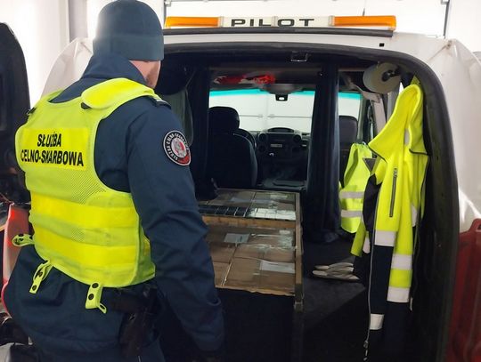 „Pilot” ze skrytkami: prawie 7 tysięcy paczek papierosów ukrytych w aucie z kogutami na dachu