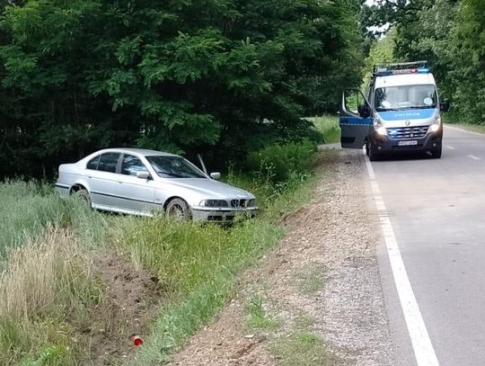 Pirat drogowy nie zatrzymał się do kontroli. Pościg zakończył się, gdy BMW wjechało do rowu [FOTO]