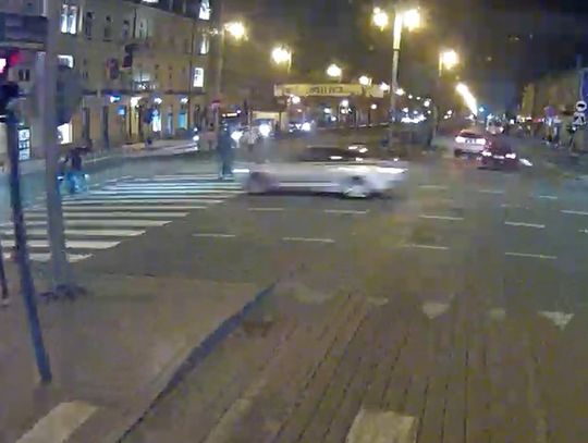 Pirat w BMW nie patrzył na światła. Zabił pieszego na pasach [WIDEO]