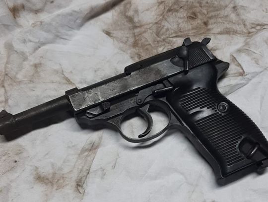 Pistolet Walther, elementy broni i 377 sztuk amunicji. 44-latkowi grozi nawet 8 lat więzienia