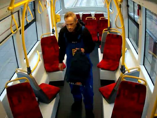 Plecak z blisko 20 tys. zł zniknął w tramwaju. Policja szuka tego mężczyzny