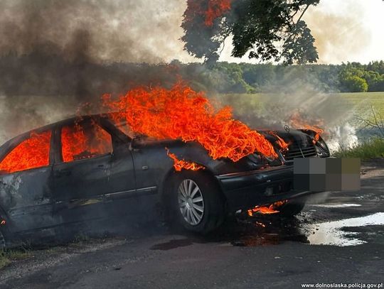 Płonący mercedes w rowie i bosy kierowca biegający wkoło. Uciekł, gdy dowiedział się, że jadą służby