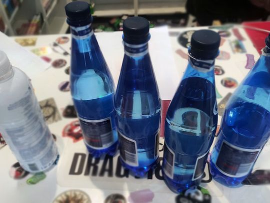 Płyn do e-papierosów w butelkach po wodzie znaleziony w sklepie. Próbki trafiły do laboratorium