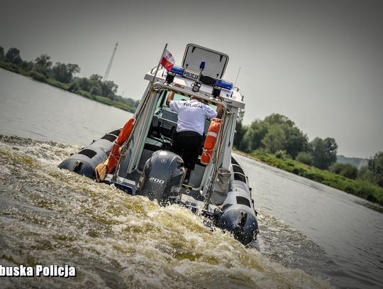 Płynął pod prąd rzeki, w kajaku miał butelkę wódki. Był tak pijany, że nie umiał wyjść na brzeg
