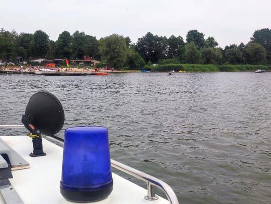 Pływała skuterem wodnym, a była poszukiwana. Policjanci przerwali jej wypoczynek