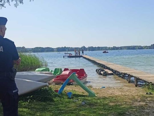 Pływali po jeziorze na materacu. 20-latek zsunął się do wody, a potem zniknął. Znaleziono jego ciało