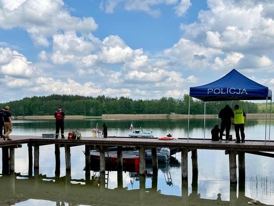 Pływali pod wpływem alkoholu i bez kapoków. Po wywrotce roweru wodnego utonął 18-latek Pływali pod wpływem alkoholu i bez kapoków. Po wywrotce roweru wodnego utonął 18-latek