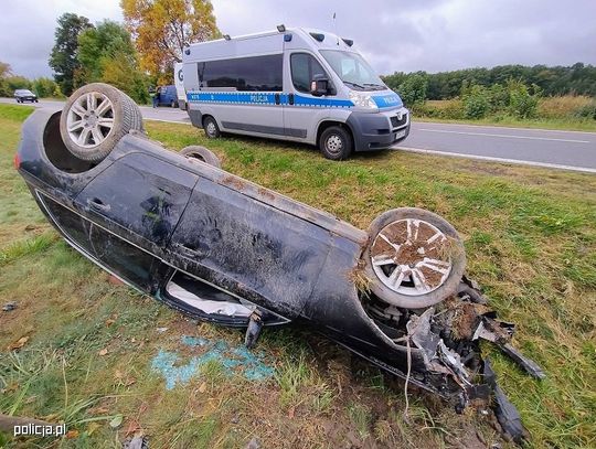 Po alkoholu i narkotykach doprowadził do wypadku. Zostawił w przewróconym aucie rannego kumpla