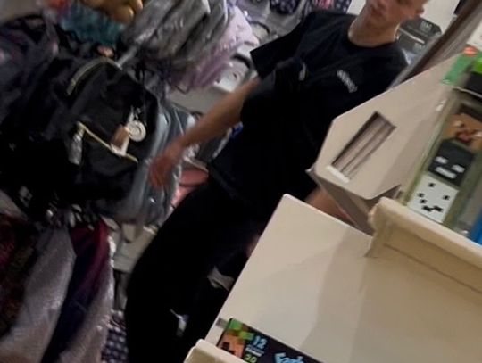 Po ciosie upadł na ziemię i stracił przytomność. Policja szuka mężczyzny ze zdjęć